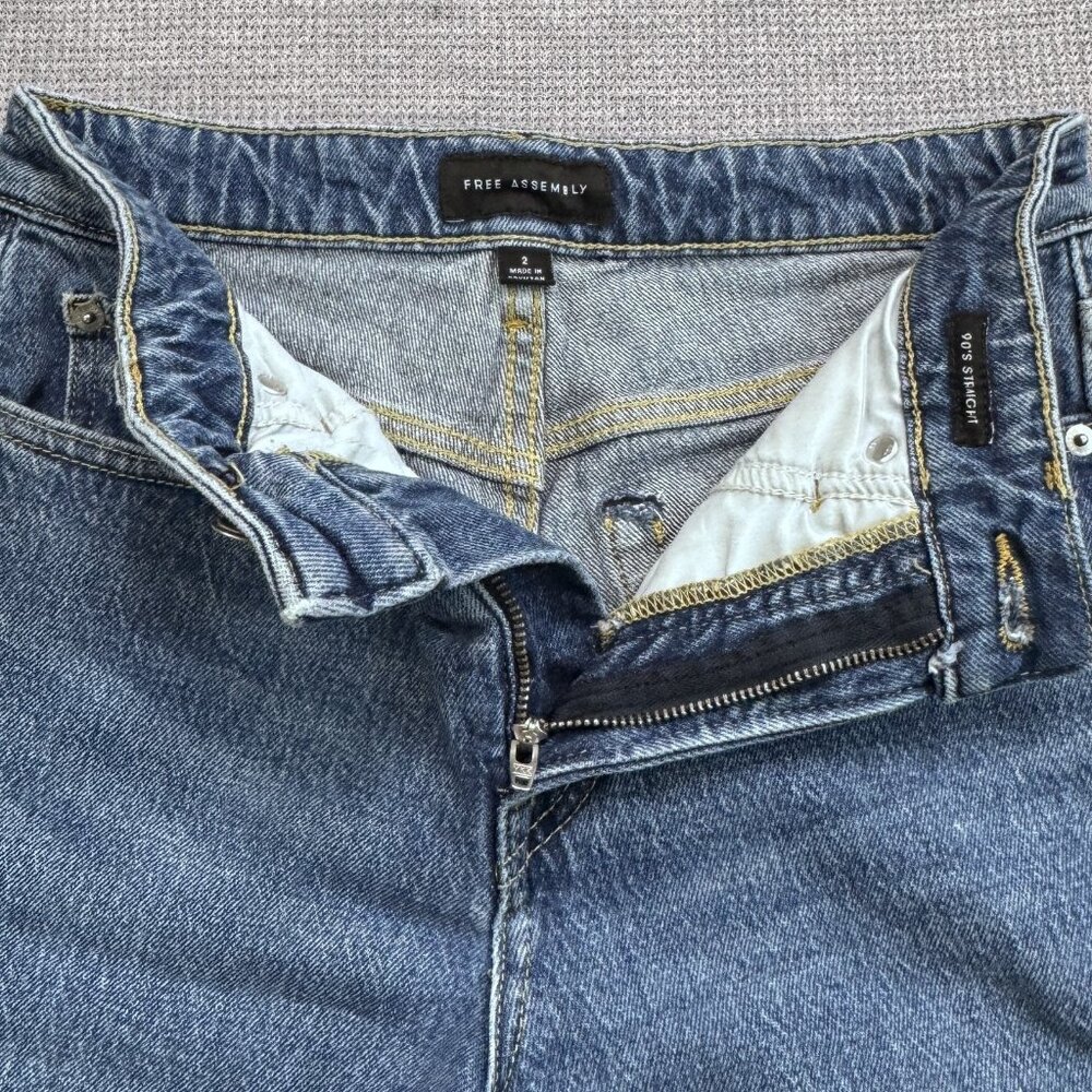 Free Assembly Womens Size 2 Blue Denim 90s Straight Jeans Mid Rise 5 Pockets - Picture 5 of 14